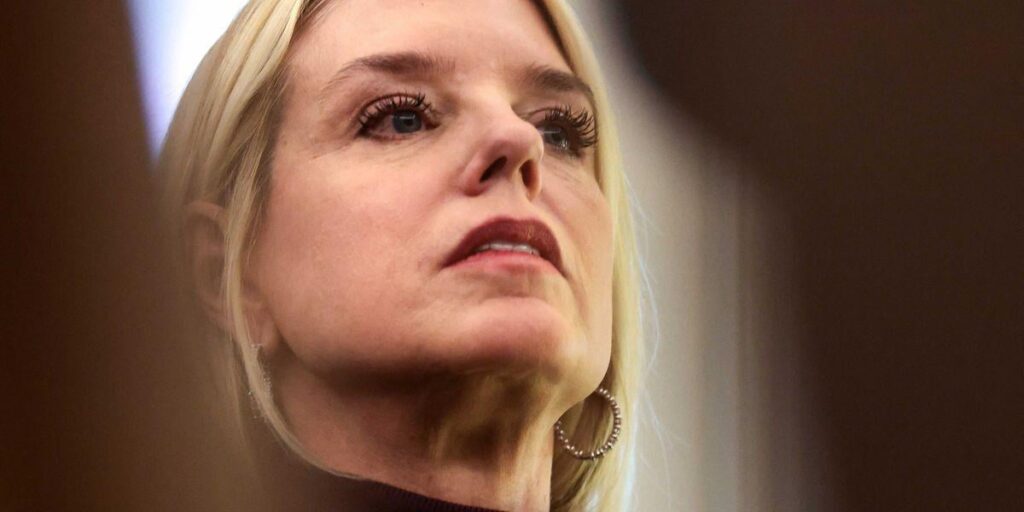 Überparteiliche Gruppe von Gesetzgebern plant, „Pam Bondi jeden Tag mit einer Geldstrafe“ wegen Epstein-Akten zu belegen