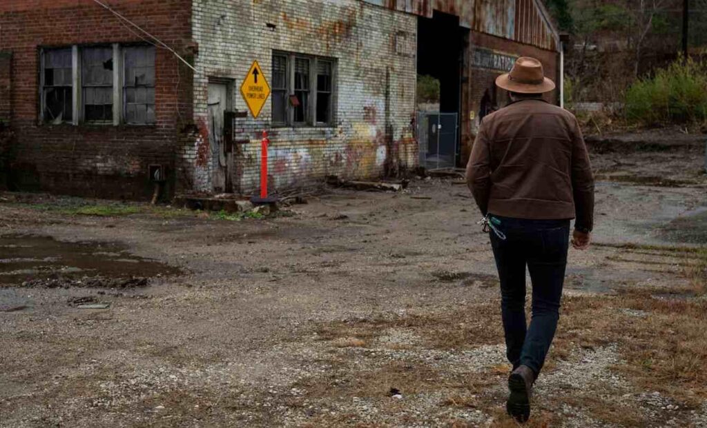 Trump hat Bidens Geldern für Appalachia den Stecker gezogen, und die gleichen MAGA-Städte, die er entkernt hat, geraten in Panik: „Das ist beschissen“ Trump hat Bidens Geldern für Appalachia den Stecker gezogen, und die gleichen MAGA-Städte, die er entkernt hat, geraten in Panik: „Das ist beschissen“