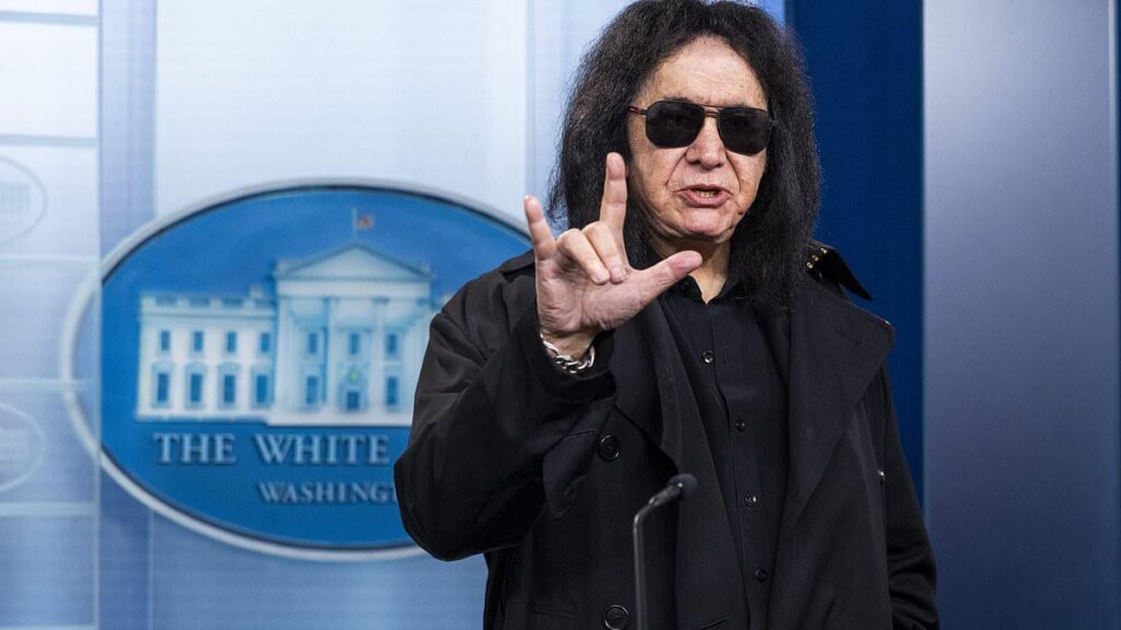 Gene Simmons stürzt ins Weiße Haus und wird von Frau und Sohn weggeschleppt, aus Angst, er könnte „abgesagt“ werden