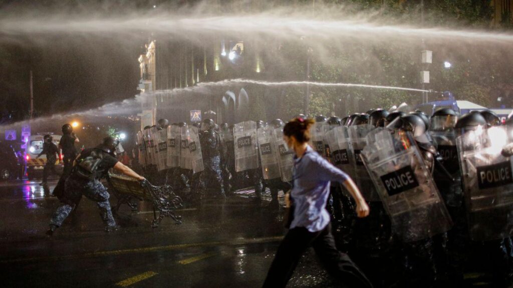 Georgien: Polizei soll Chemikalie aus Erstem Weltkrieg gegen Demonstranten eingesetzt haben Georgien: Polizei soll Chemikalie aus Erstem Weltkrieg gegen Demonstranten eingesetzt haben