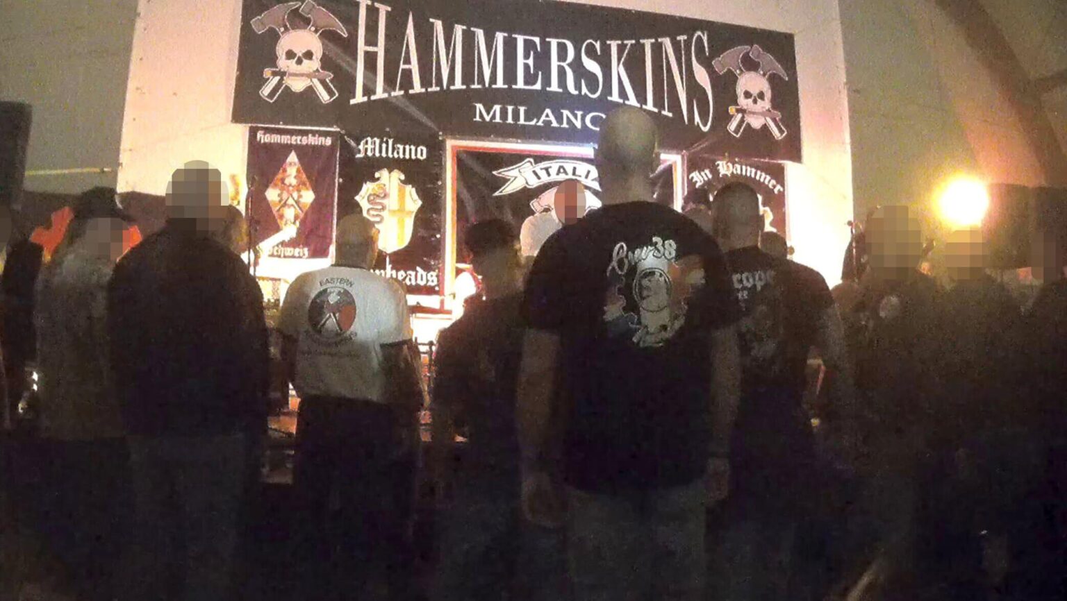 Hitlergrüsse und Hassmusik – Schweizer ziehen die Fäden! Undercover an Geheimtreffen von Neonazi-Netzwerk in Italien Hitlergrüsse und Hassmusik – Schweizer ziehen die Fäden! Undercover an Geheimtreffen von Neonazi-Netzwerk in Italien