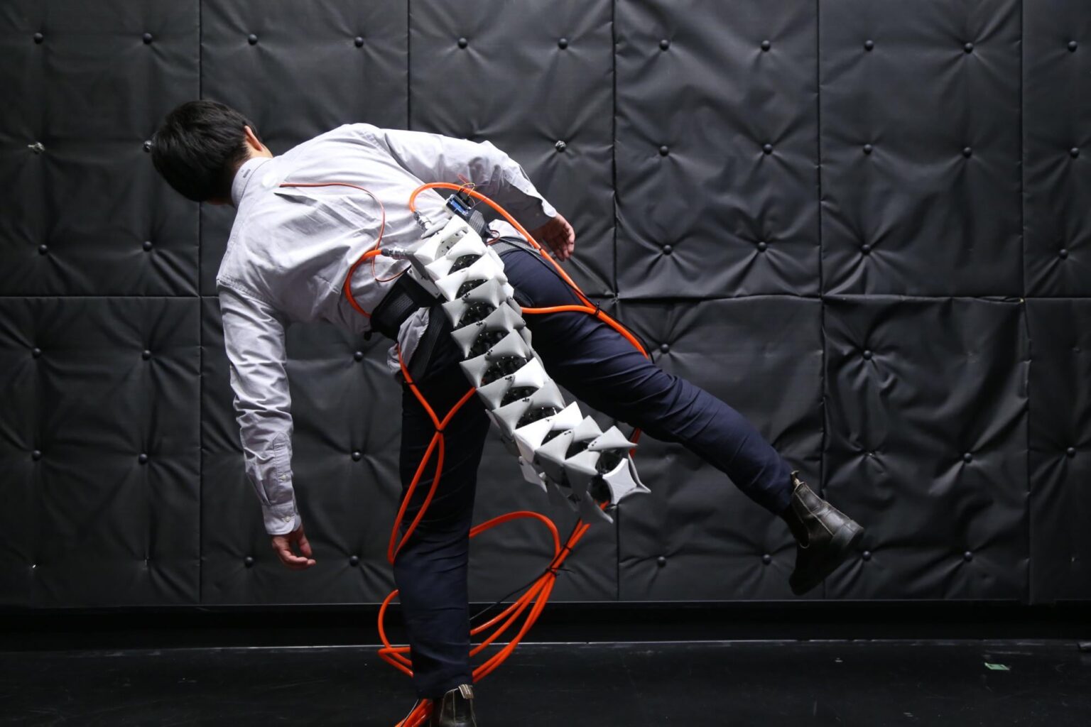 Forscher der Keio-Universität in Japan haben diesen tragbaren Roboterschwanz-Prototyp zur Gleichgewichtsunterstützung entwickelt