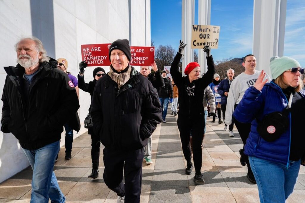 Senator verspricht Änderung, Trumps Namen aus dem Kennedy Center zu entfernen