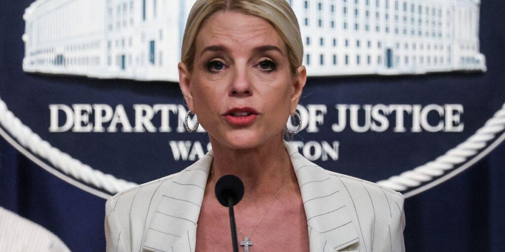 Pam Bondi droht „strafrechtliche Verfolgung“, wenn nicht „alle“ Epstein-Akten am Freitag veröffentlicht werden: Dem
