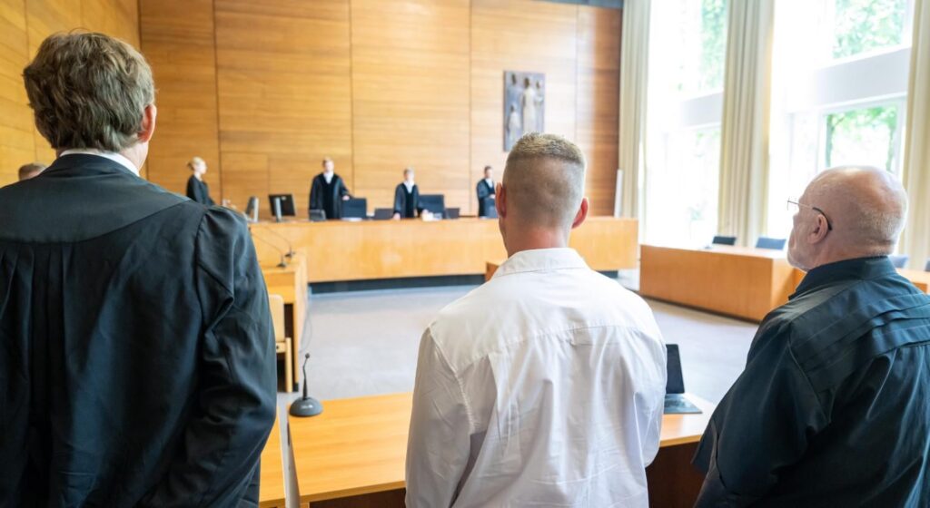 Missbrauchsopfer im Gefängnis – Kardinal will nicht um Gnade bitten | Ein Priester missbrauchte einen Jungen, dessen Leben geriet dadurch aus der Bahn. Heute sitzt das Opfer wegen Drogendelikten in Haft. Ein Opferverband fordert Gnade – doch Kardinal Marx unterstützt dies nicht. Missbrauchsopfer im Gefängnis – Kardinal will nicht um Gnade bitten | Ein Priester missbrauchte einen Jungen, dessen Leben geriet dadurch aus der Bahn. Heute sitzt das Opfer wegen Drogendelikten in Haft. Ein Opferverband fordert Gnade – doch Kardinal Marx unterstützt dies nicht.