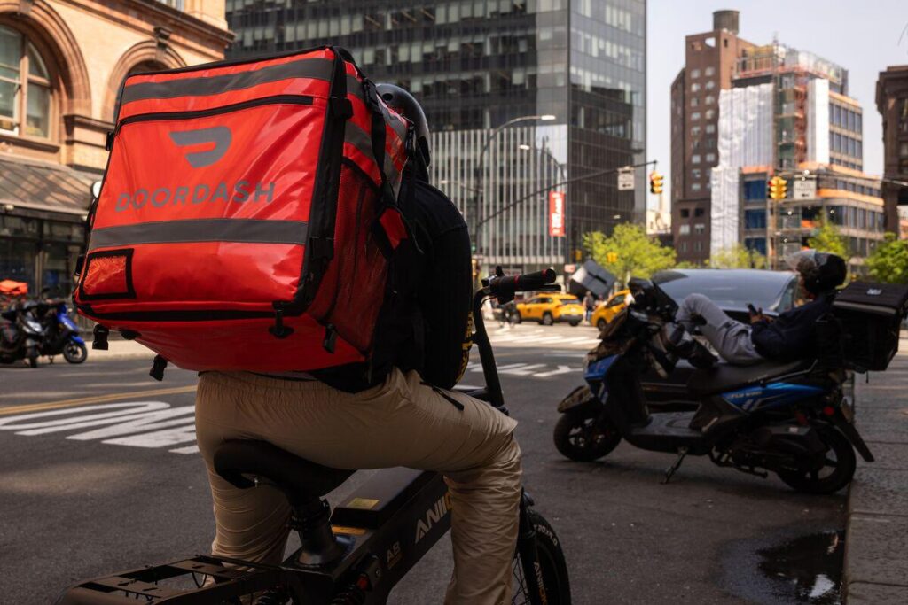 DoorDash und Uber verklagen NYC wegen der Aufforderung, Trinkgelder im Voraus anzuzeigen DoorDash und Uber verklagen NYC wegen der Aufforderung, Trinkgelder im Voraus anzuzeigen