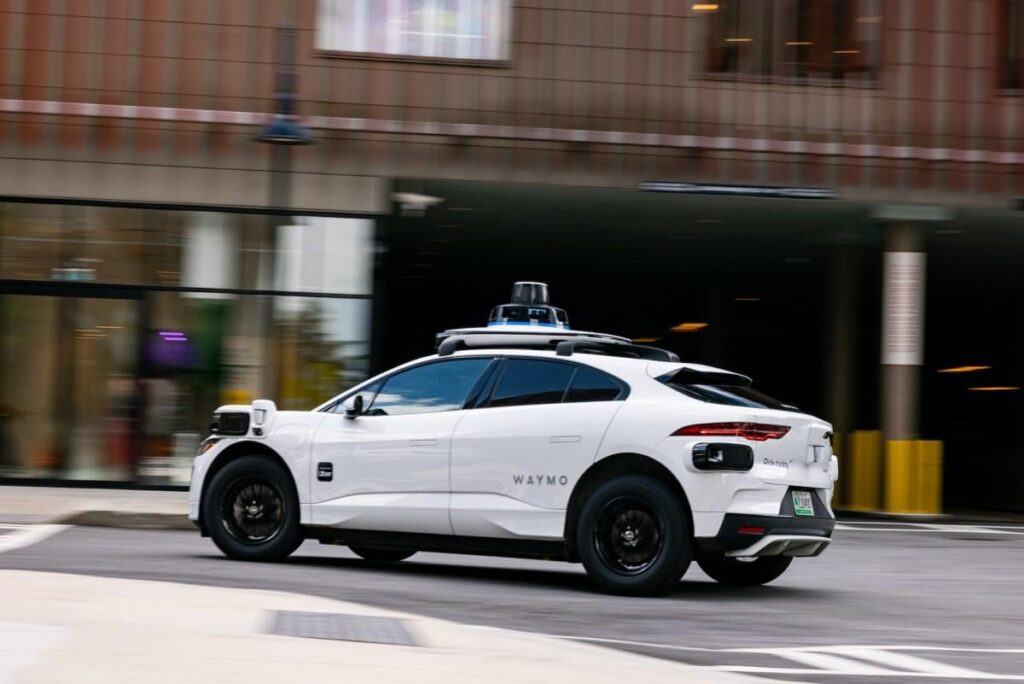 Feds fragen Waymo nach Robotaxis, die in Austin wiederholt an Schulbussen vorbeifährt