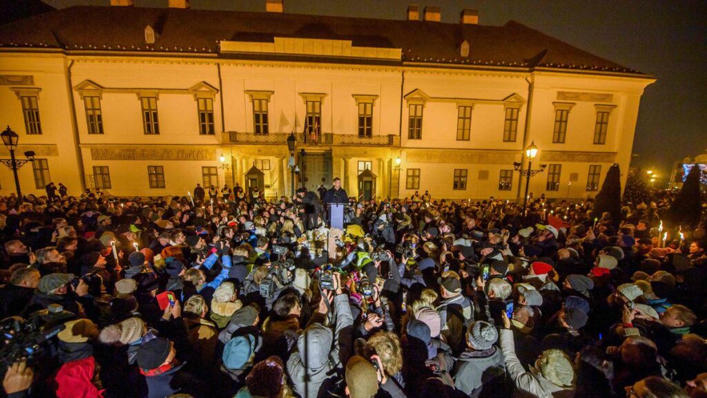 Demonstration in Budapest: Viktor Orbáns Rivale führt Protest gegen mutmaßlichen Kindesmissbrauch an