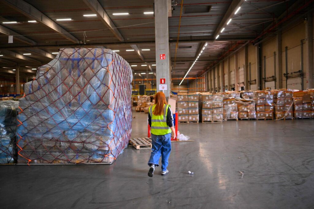 Die EU beschließt, eine Steuer von 3 Euro auf kleine Pakete zu erheben, um chinesische Importe einzudämmen