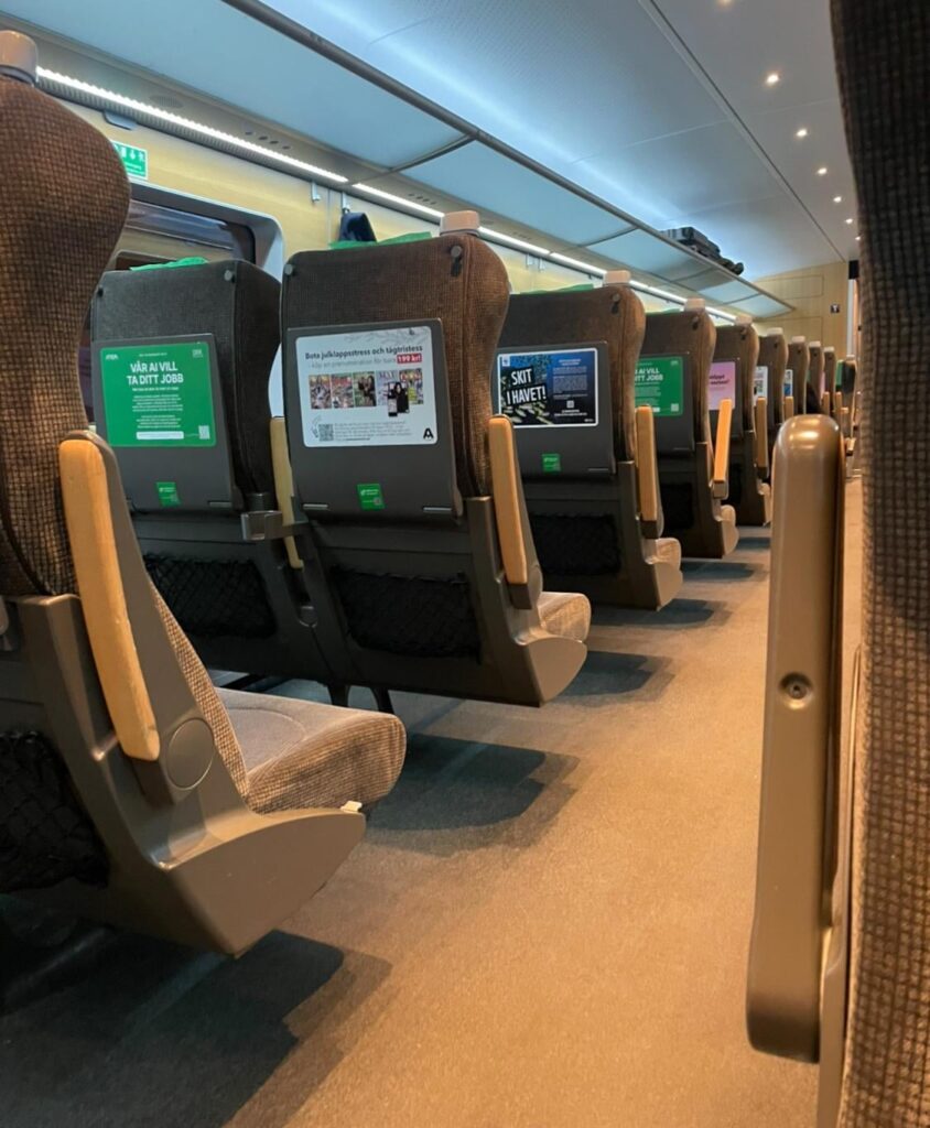 Warum bezahle ich 900 SEK für eine vor einem Monat gebuchte/nicht umbuchbare/2. Klasse-Fahrkarte, um mit einem völlig leeren Zug nach Sthlm zu fahren? Gibt es einen SJ-Mitarbeiter, der das umweltschädliche Preisbild erklären kann? Warum bezahle ich 900 SEK für eine vor einem Monat gebuchte/nicht umbuchbare/2. Klasse-Fahrkarte, um mit einem völlig leeren Zug nach Sthlm zu fahren? Gibt es einen SJ-Mitarbeiter, der das umweltschädliche Preisbild erklären kann?