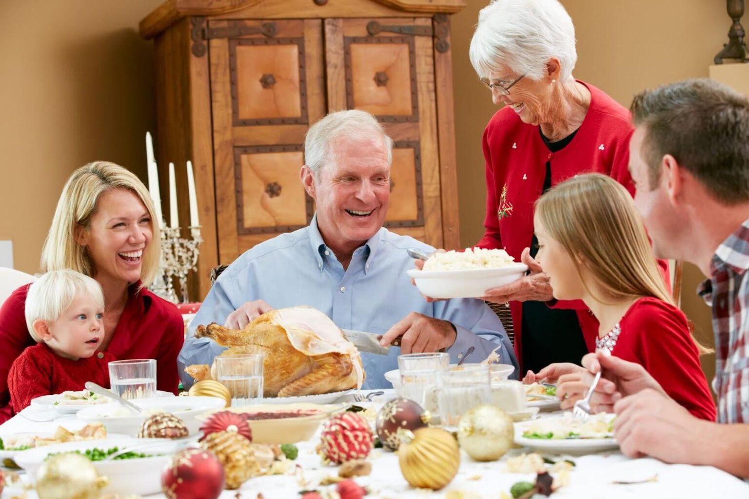 Familie kocht genau richtige Menge zum Weihnachtsessen