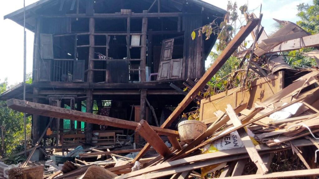 Bei einem militärischen Luftangriff auf einen Teeladen in Myanmar werden 18 Menschen getötet, die im Fernsehen ein Fußballspiel verfolgen