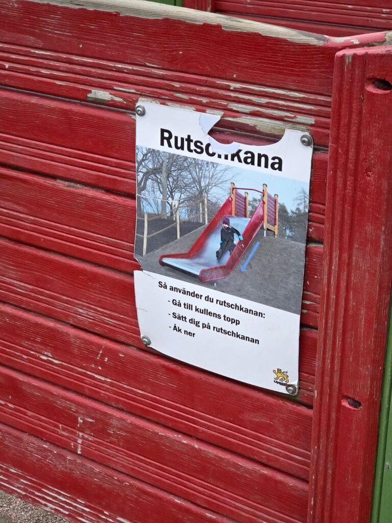 Ich habe einen Spielplatz mit diesen sehr hilfreichen Schildern besucht