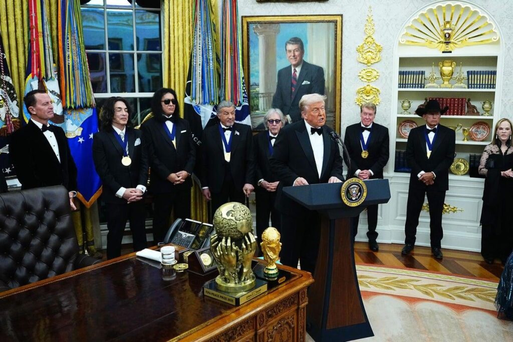 Trump versucht es noch einmal mit Jimmy Kimmel, als er eine Vorhersage über den Auftritt bei den Kennedy Center Honors macht: „Ich bin mir sicher, dass sie mir großartige Kritiken geben werden.“ Trump versucht es noch einmal mit Jimmy Kimmel, als er eine Vorhersage über den Auftritt bei den Kennedy Center Honors macht: „Ich bin mir sicher, dass sie mir großartige Kritiken geben werden.“