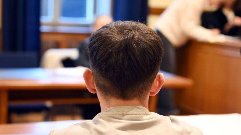 Bruchsal: 23-Jähriger rast auf Gegenfahrbahn und baut tödlichen Unfall – drei Jahre Gefängnis Bruchsal: 23-Jähriger rast auf Gegenfahrbahn und baut tödlichen Unfall – drei Jahre Gefängnis