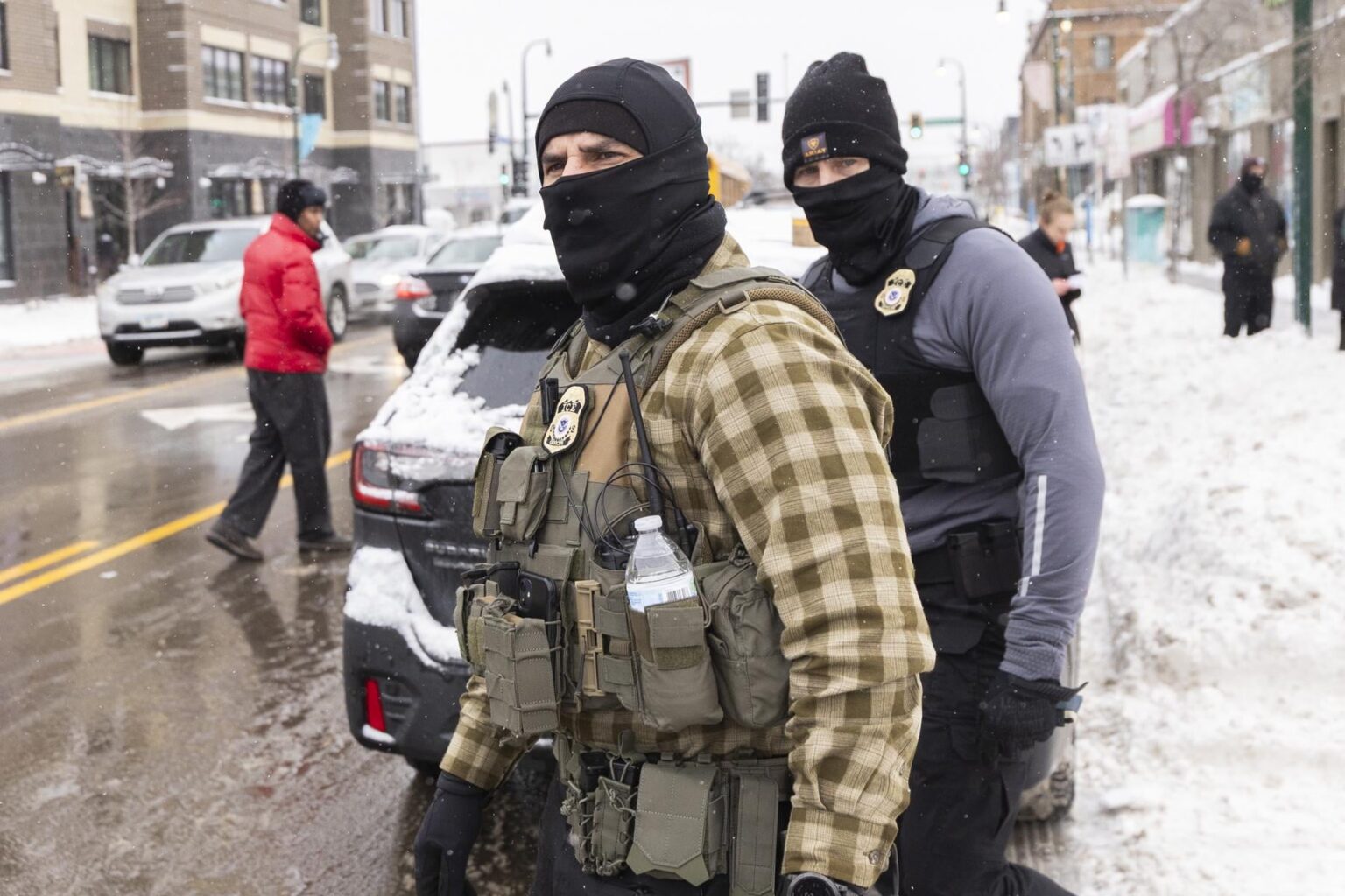 ICE verhaftet Bürgerbeobachterin in Minneapolis und hält sie fünf Stunden lang fest | Einwanderungsbeamte des Bundes verhafteten eine 55-jährige Frau aus Minneapolis, die ICE-Aktivitäten in ihrer Nachbarschaft beobachtete. ICE verhaftet Bürgerbeobachterin in Minneapolis und hält sie fünf Stunden lang fest | Einwanderungsbeamte des Bundes verhafteten eine 55-jährige Frau aus Minneapolis, die ICE-Aktivitäten in ihrer Nachbarschaft beobachtete.