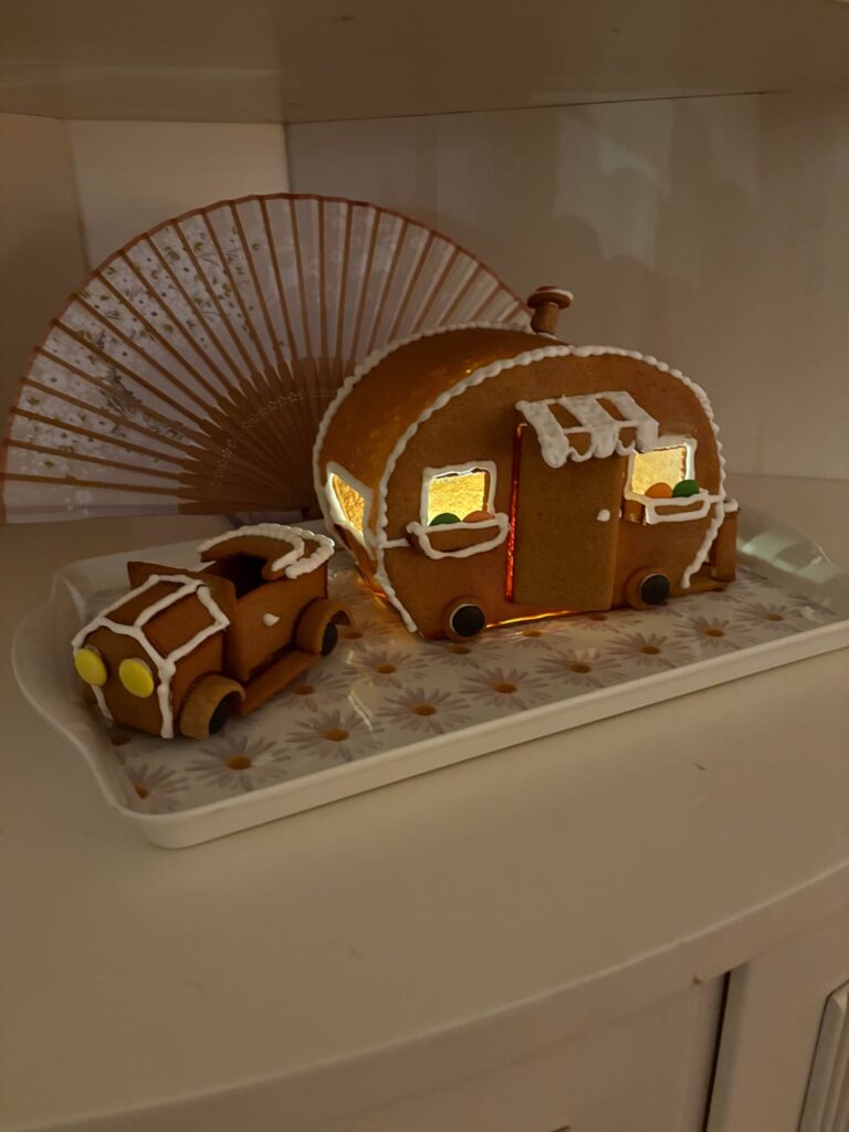 Das diesjährige Lebkuchenhaus – der Wohnwagen von Micky Maus!