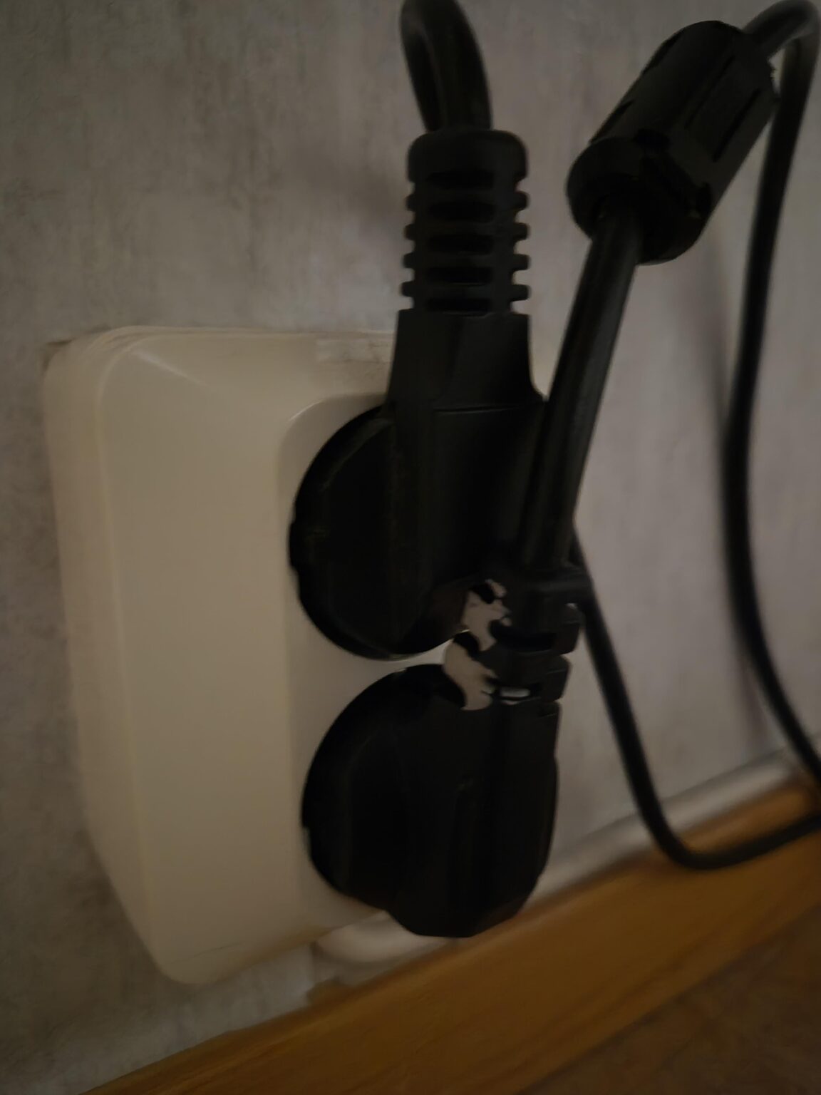 Ist das eine sichere Lösung für dieses dumme Problem mit Winkelsteckern?