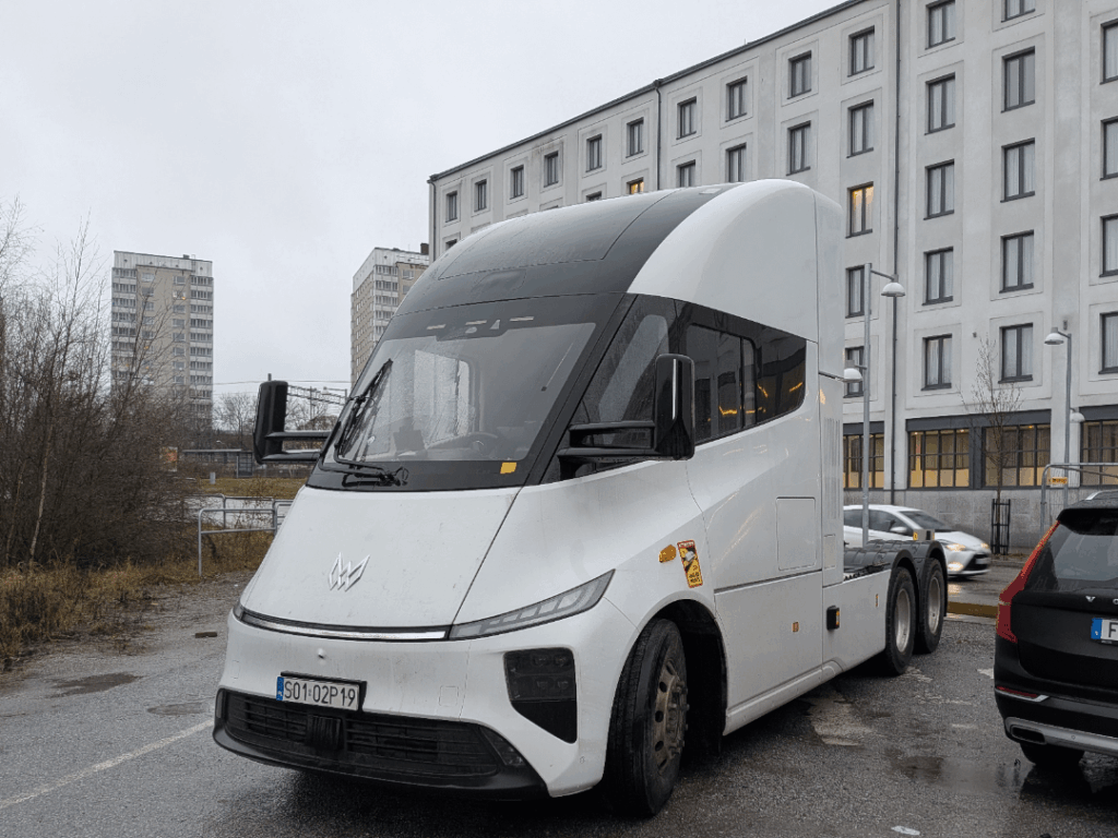 Was für ein LKW fährt durch die Stadt?