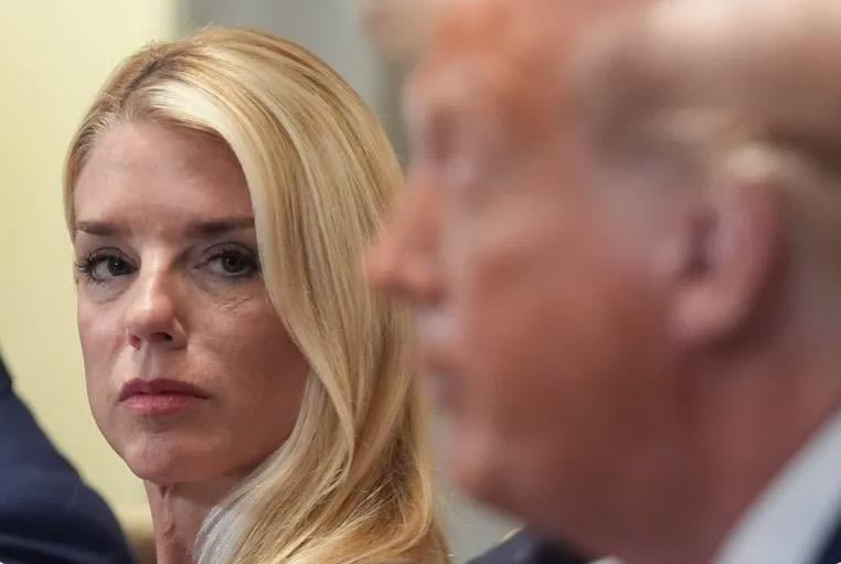 Amtsenthebungsverfahren: Pam Bondi verstieß gegen Bundesgesetz, indem sie Epstein-Fotos löschte, um Trump zu schützen