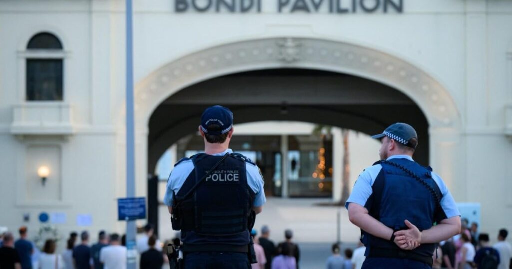 Polizei verhaftet Mann, der beschuldigt wird, Schießerei in Bondi Beach gefeiert zu haben, und entdeckt Munitionslager