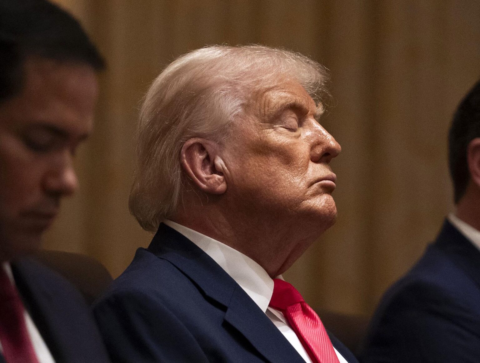 Trump scheint während eines Schlaganfalls einzuschlafen