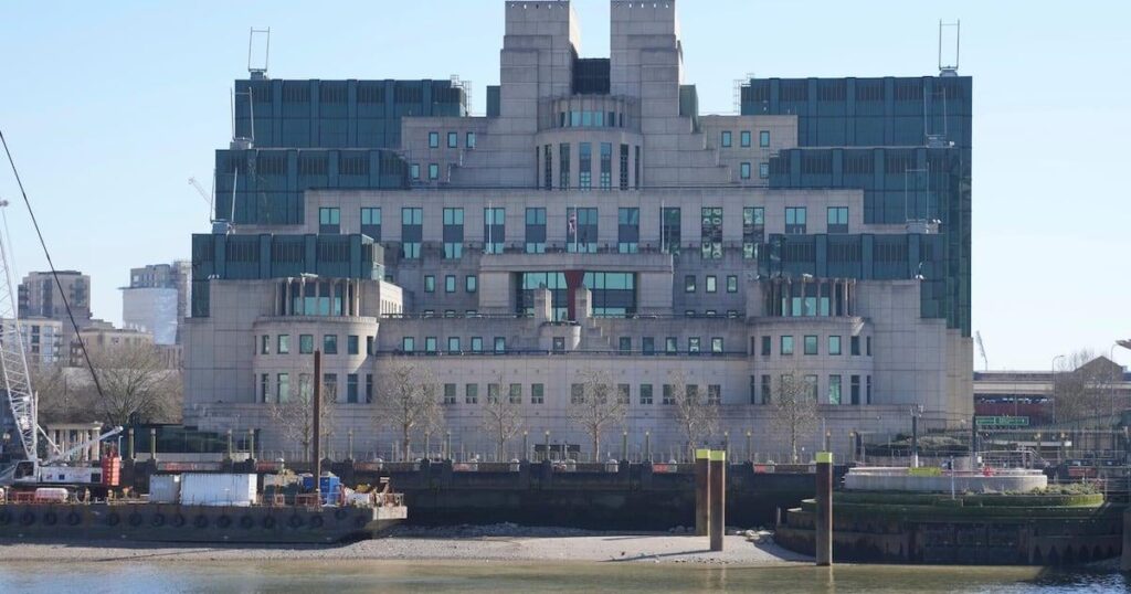 Der britische Geheimdienstchef MI6 sagt, Putin ziehe die Friedensgespräche in die Länge und wolle die Ukraine unterwerfen