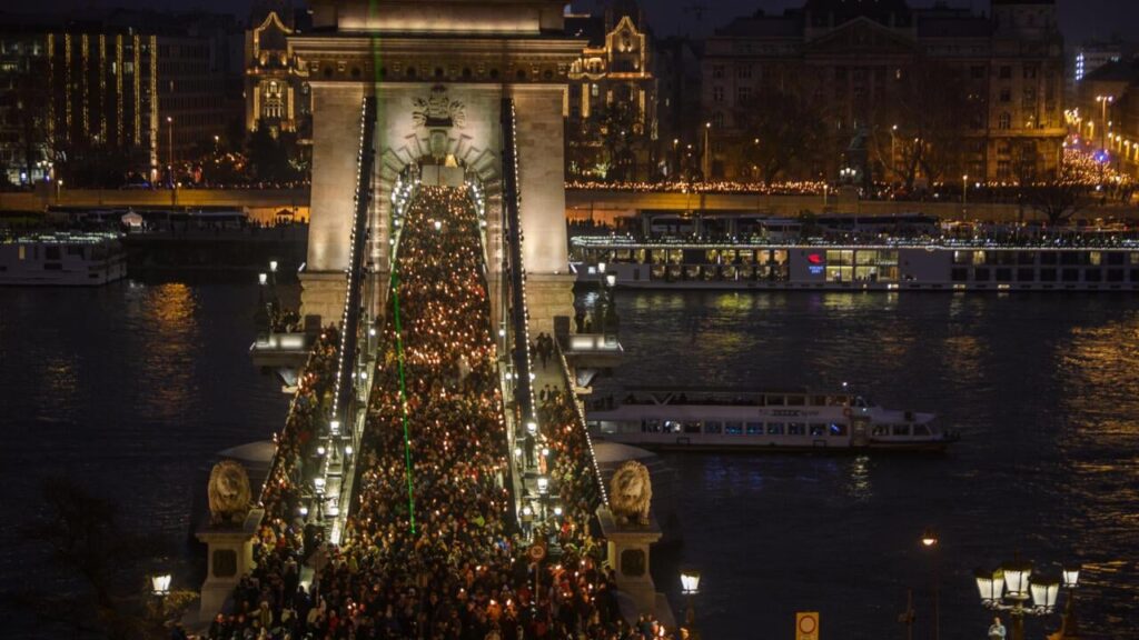 Bei einer Demonstration in der ungarischen Hauptstadt Budapest am Samstag forderten Zehntausende Demonstranten den Rücktritt von Ministerpräsident Viktor Orban, weil er angeblich untätig angesichts der Vorwürfe des Kindesmissbrauchs in staatlichen Institutionen reagiert hatte