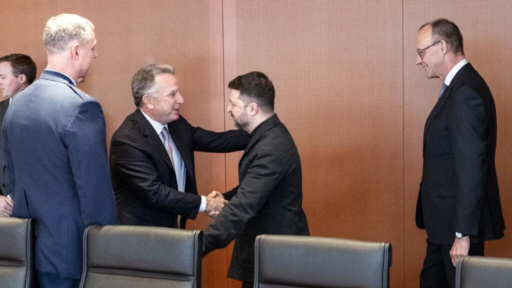 Positionen vor Berliner Gesprächen: Selenskyj nennt Kompromisse - Kreml erwartet "kaum Gutes"
