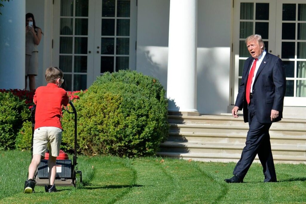 Newsom nutzt das berüchtigte Trump-Rasenmäherbild, um sich über den Präsidenten wegen seiner Kommentare zu Maschinen lustig zu machen Newsom nutzt das berüchtigte Trump-Rasenmäherbild, um sich über den Präsidenten wegen seiner Kommentare zu Maschinen lustig zu machen