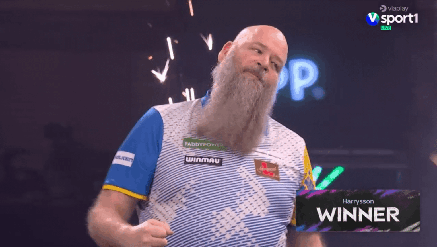 Bei seinem WM-Debüt hat Andreas „Dirty Harry“ Harrysson im World Cup of Darts den auf Platz 33 liegenden Deutschen Ricardo „Pikachu“ Pietreczko geschlagen und trifft im Viertelfinale auf den auf Platz 5 gesetzten Jonny Clayton aus Wales
