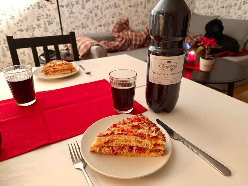Frohe Weihnachten aus dem Nachbarland! Weihnachten wird hier mit einem traditionellen norwegischen Pizzaturm gefeiert! Frohe Weihnachten aus dem Nachbarland! Weihnachten wird hier mit einem traditionellen norwegischen Pizzaturm gefeiert!