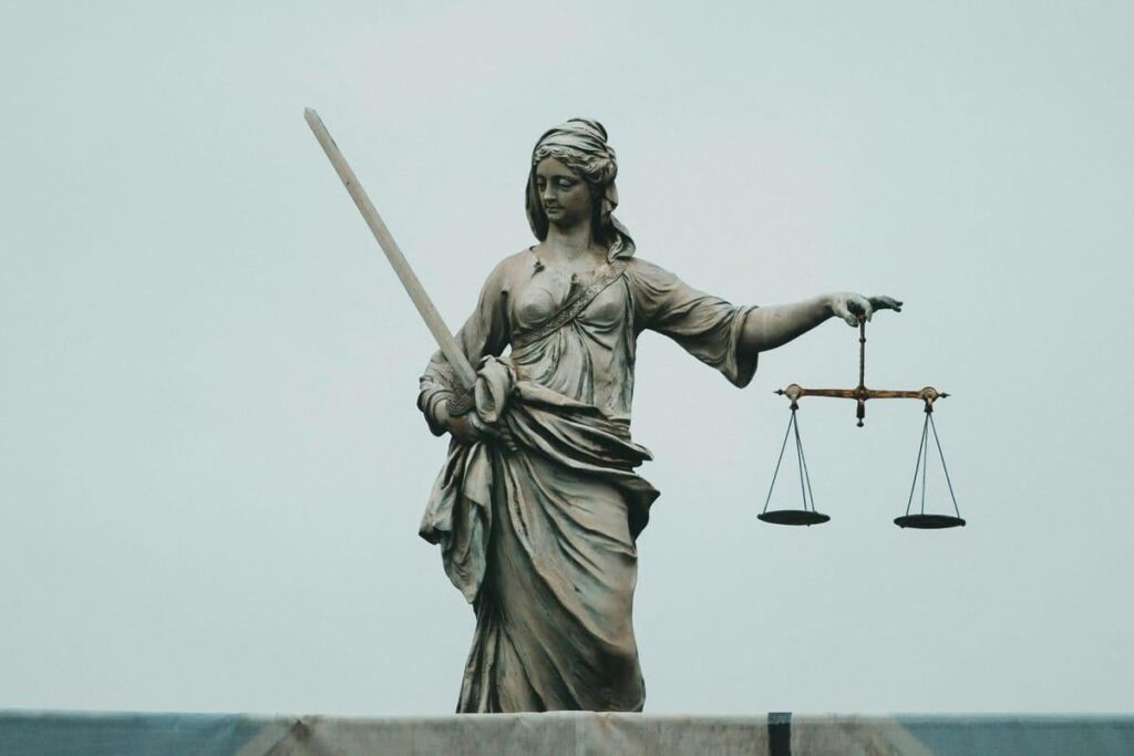 Frau, die dabei geholfen hat, Opfer in den GirlsDoPorn-Sexhandelsring zu zwingen, zu Gefängnis verurteilt | Valorie Moser, die ehemalige Buchhalterin und Mitverschwörerin von GirlsDoPorn, wurde zu zwei Jahren Gefängnis verurteilt. Frau, die dabei geholfen hat, Opfer in den GirlsDoPorn-Sexhandelsring zu zwingen, zu Gefängnis verurteilt | Valorie Moser, die ehemalige Buchhalterin und Mitverschwörerin von GirlsDoPorn, wurde zu zwei Jahren Gefängnis verurteilt.