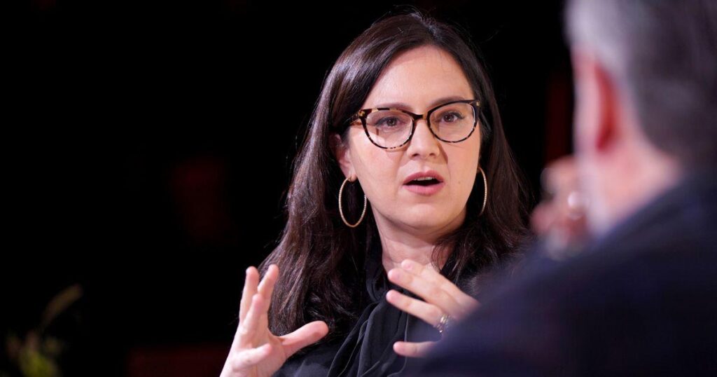 Bari Weiss ist an einem einsamen Ort