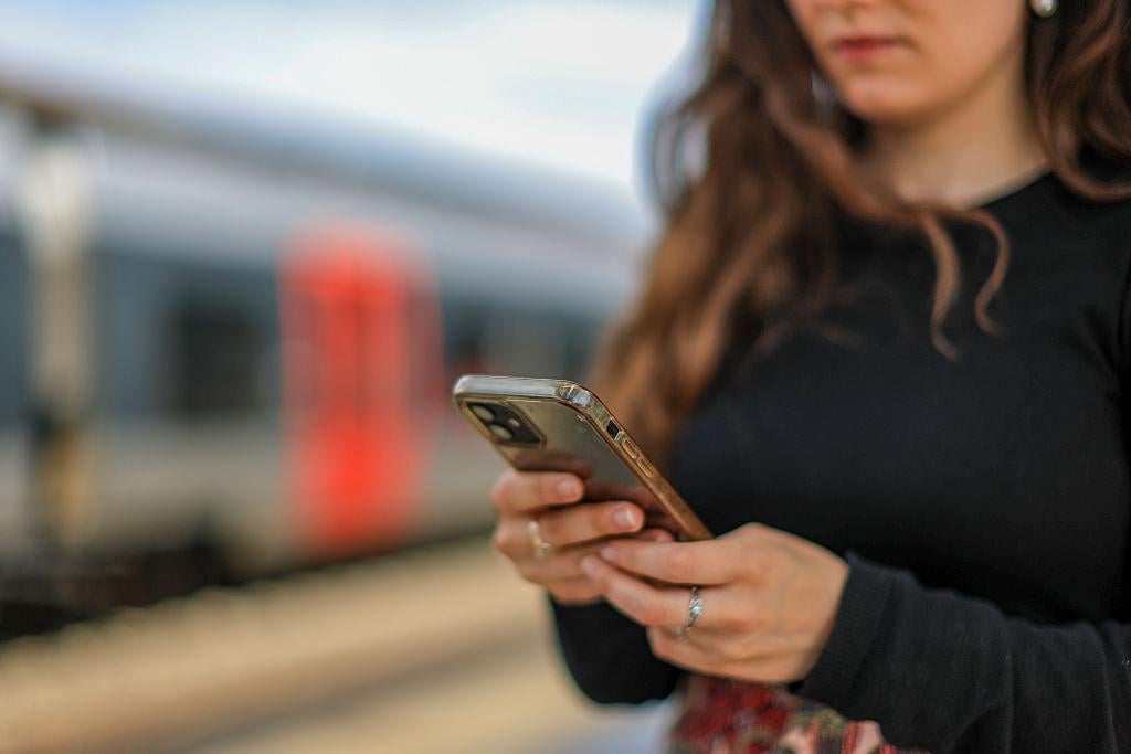 Dating im Zeitalter des Algorithmus: Dating-Apps haben Intimität in einen Marktplatz der Frustration verwandelt. Sie schüren Geschlechterkonflikte und entziehen unseren intimsten Wünschen rücksichtslos den Wert.