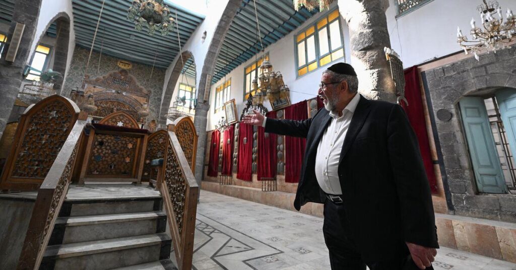 Erstens genehmigt Syrien die Wiederherstellung jüdischen Eigentums, Synagogen