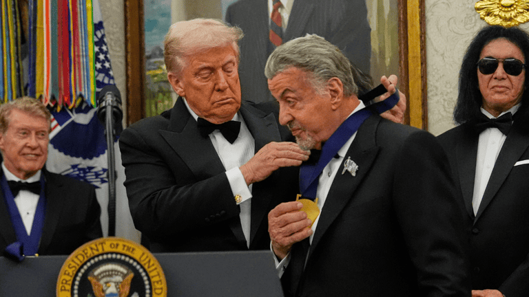 Trump ehrt Stallone, Kiss, Gloria Gaynor und andere bei der Zeremonie im Weißen Haus mit Kennedy Center-Medaillen