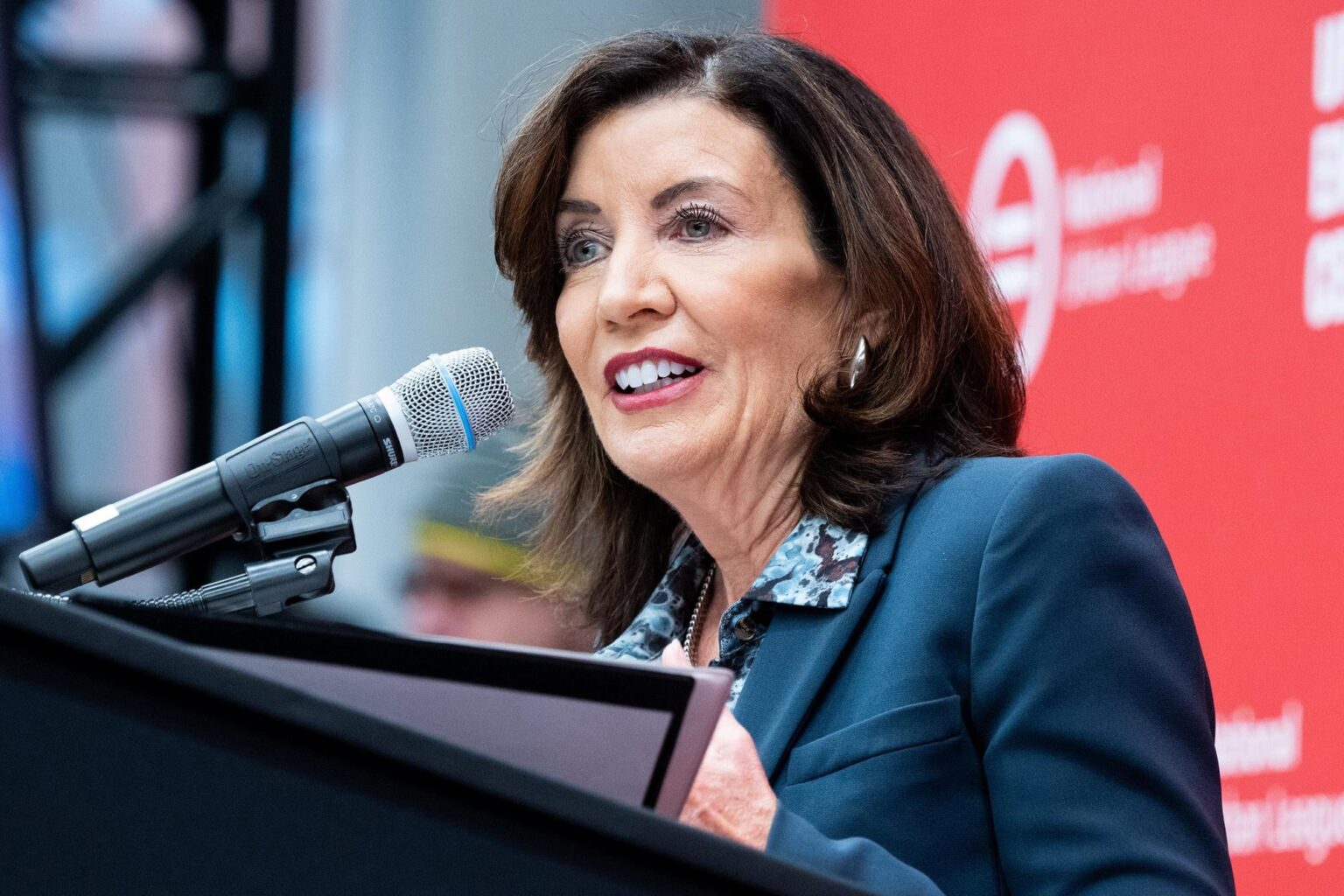Hochul gibt Big Tech beim Gesetz zur KI-Sicherheit nach | Ein Gesetzesentwurf, der vom New Yorker Gesetzgeber verabschiedet wurde, wurde vollständig entkernt und durch eine als branchenfreundlicher empfundene Formulierung ersetzt.