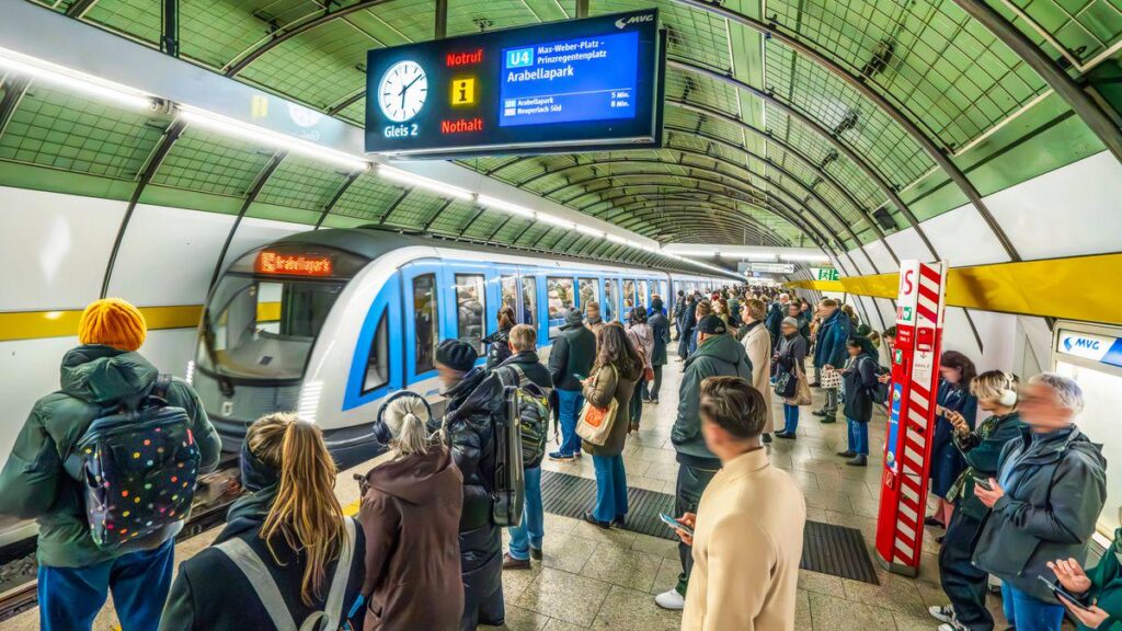 München: “Weihnachtsmänner” verteilen rechtsextreme Flyer in U-Bahn