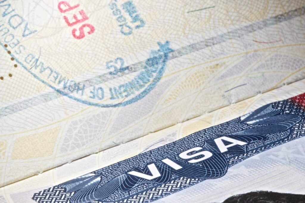 Berichten zufolge warnen Google und Apple ihre Mitarbeiter bei Visa, internationale Reisen zu vermeiden