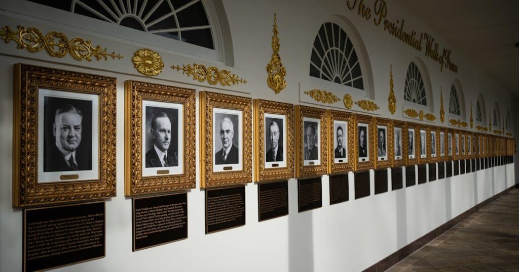 Trump fügt Porträts von Präsidenten im Weißen Haus lahme Beleidigungen hinzu | Donald Trump hat seinem „Presidential Walk of Fame“ Plaketten voller Beleidigungen und Lügen hinzugefügt und damit einmal mehr bewiesen, wie kleinlich er ist. Trump fügt Porträts von Präsidenten im Weißen Haus lahme Beleidigungen hinzu | Donald Trump hat seinem „Presidential Walk of Fame“ Plaketten voller Beleidigungen und Lügen hinzugefügt und damit einmal mehr bewiesen, wie kleinlich er ist.