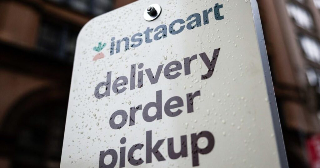 Instacart stoppt „Preistests“ im Zuge der Prüfung seines KI-Tools für Einzelhändler. Instacart erlaubt Einzelhändlern nicht mehr, seine KI-gesteuerte Software zur Durchführung von Preistests zu verwenden, nachdem Kritik an unterschiedlichen Preisen für denselben Artikel laut wurde.
