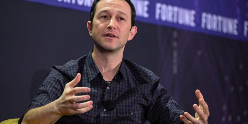 Schauspieler Joseph Gordon-Levitt fragt sich, warum KI-Unternehmen keine „Gesetze befolgen“ müssen