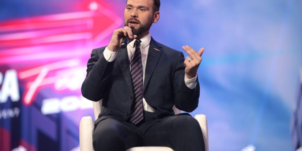 MAGA ist gespalten, nachdem rechter Influencer auf Foto mit „judenhassendem Holocaust-Gag“ entdeckt wurde