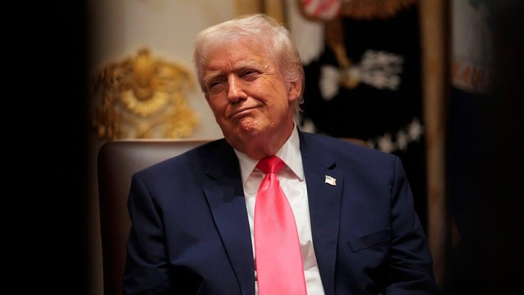 Zuerst behauptet Donald Trump, er habe keine Kriegsverbrechen begangen, dann kommt er zu dem Schluss, dass es am sichersten ist, sich hinter Barack Obama zu verstecken Zuerst behauptet Donald Trump, er habe keine Kriegsverbrechen begangen, dann kommt er zu dem Schluss, dass es am sichersten ist, sich hinter Barack Obama zu verstecken