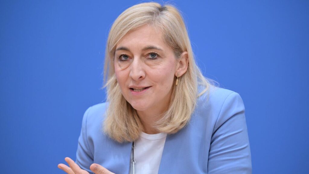 „Der Würde des Parlaments nicht angemessen“: Warken wirft AfD „unterirdische“ Kommentare gegen weibliche Abgeordnete vor „Der Würde des Parlaments nicht angemessen“: Warken wirft AfD „unterirdische“ Kommentare gegen weibliche Abgeordnete vor