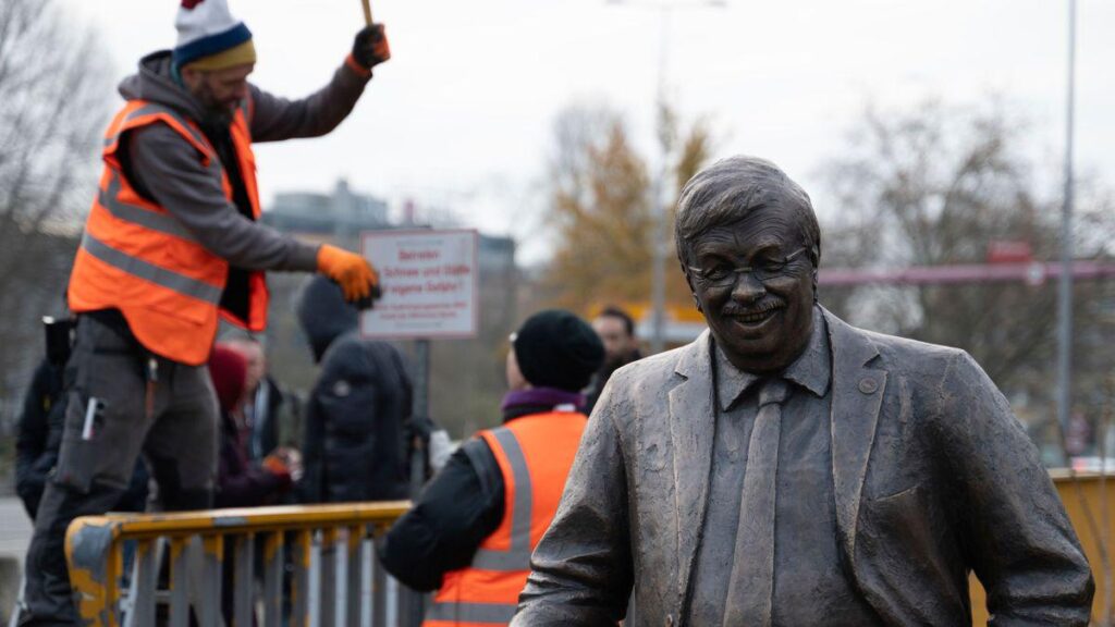 Aktion des Zentrums für Politische Schönheit: CDU-Politiker nennen Aktion um Lübcke-Statue »schäbig, geschmacklos und widerlich« Aktion des Zentrums für Politische Schönheit: CDU-Politiker nennen Aktion um Lübcke-Statue »schäbig, geschmacklos und widerlich«