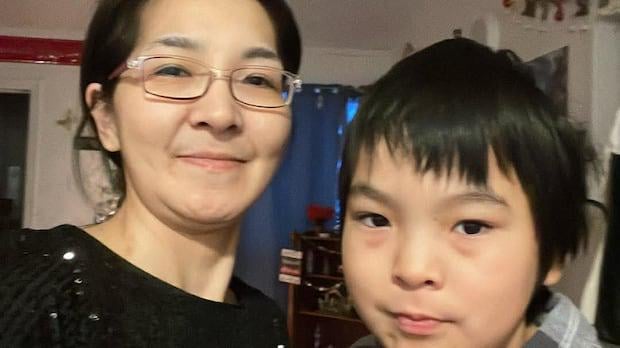 Mutter aus Nunavut ist dankbar, nachdem eine Frau aus Yellowknife angeboten hat, das Flugticket ihres Sohnes zu bezahlen