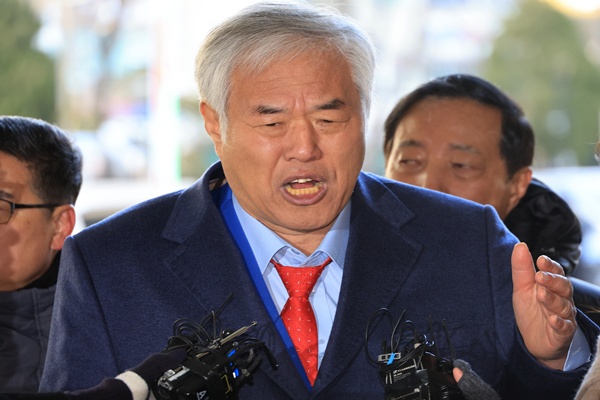 Gericht erlässt Haftbefehl gegen rechtsextremen Pastor wegen angeblicher Anstiftung zu Gerichtsunruhen