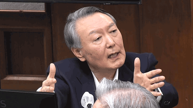 Gericht genehmigt Live-Übertragung von Ex-Präsidenten. Yoons Urteil wegen Behinderung der Festnahme am Freitag